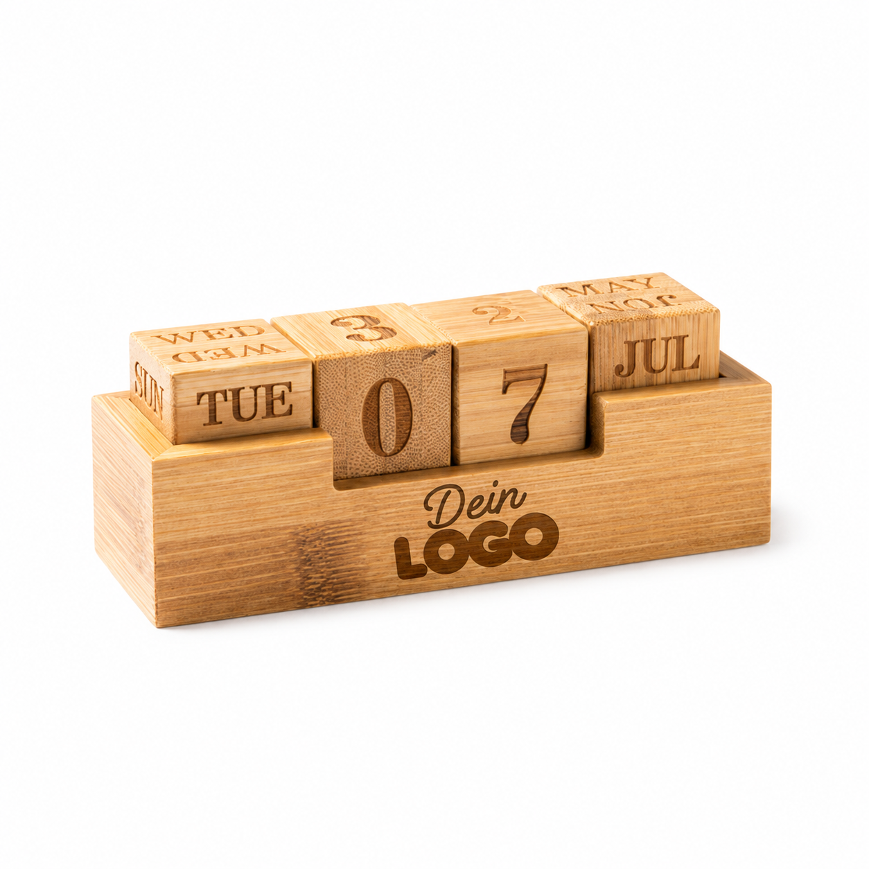 Anpassbarer Tischkalender aus Bambus mit vier Datumsblöcken und einem Holzsockel sowie einem lasergravierten Dein-Logo-Design.