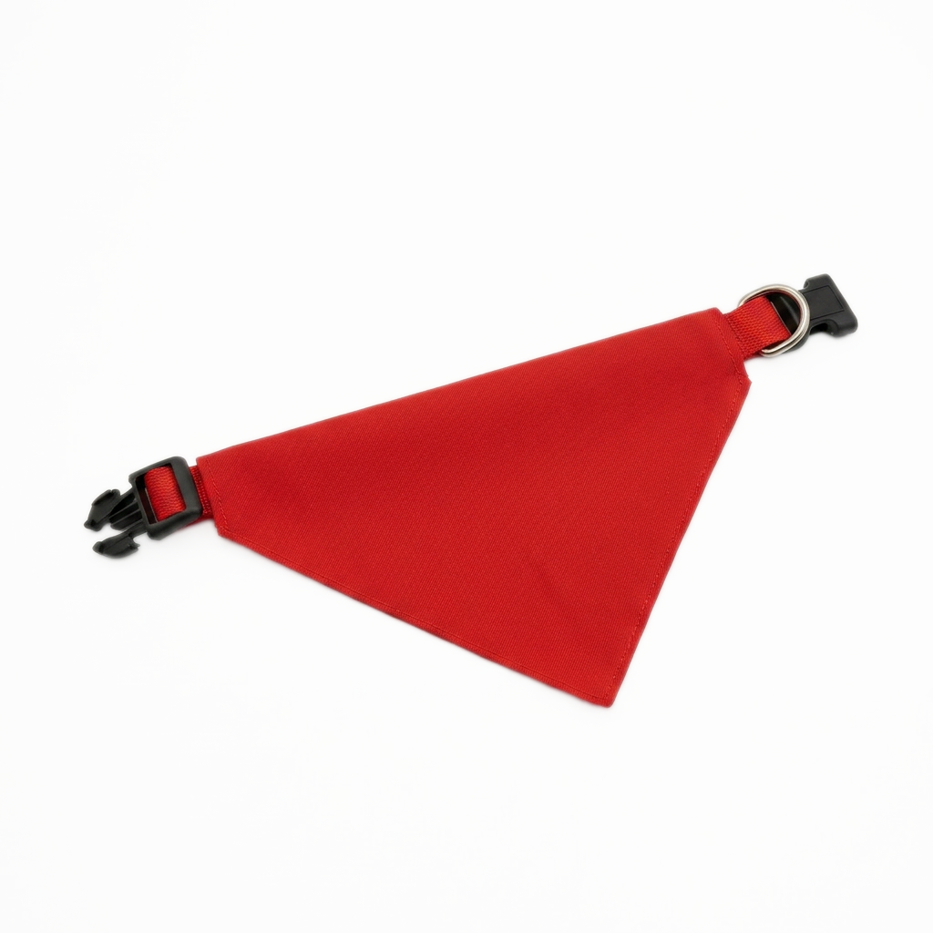 Leuchtend rotes dreieckiges Bandana mit verstellbaren Clips für Haustiere, perfekt für stilvolle Haustieraccessoires.