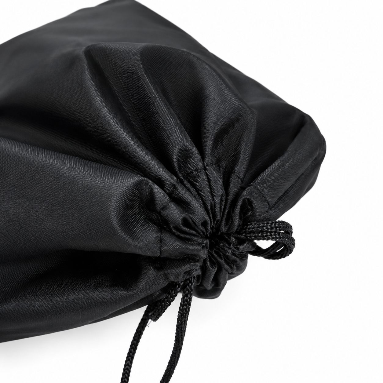 Nahaufnahme einer schwarzen Polyester-Kordelzugtasche, die die strapazierfähige Stoffstruktur und den sicheren Kordelverschlussmechanismus zeigt.
