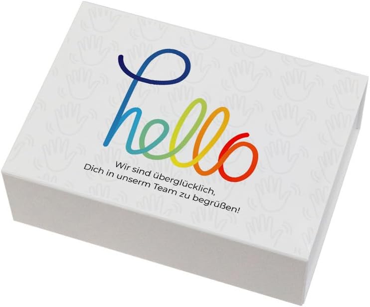 Eine weiße Geschenkbox mit dem Wort „Hallo“ in bunter Schrift, das jemanden in einem Team willkommen heißt. Der Hintergrund zeigt Handabdrücke.
